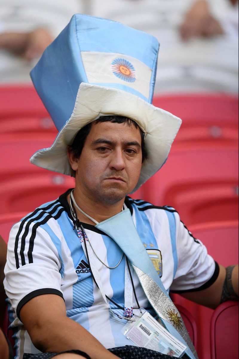 Fan khóc hết nước mắt vì Argentina và Messi chia tay World Cup - ảnh 14