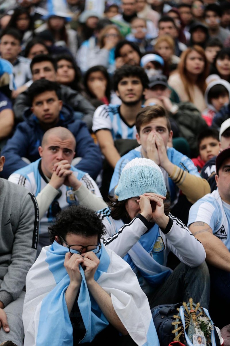 Fan khóc hết nước mắt vì Argentina và Messi chia tay World Cup - ảnh 15