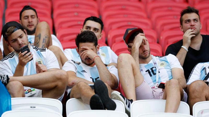 Fan khóc hết nước mắt vì Argentina và Messi chia tay World Cup - ảnh 16