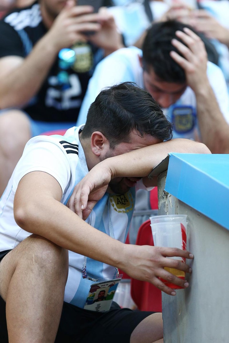 Fan khóc hết nước mắt vì Argentina và Messi chia tay World Cup - ảnh 4