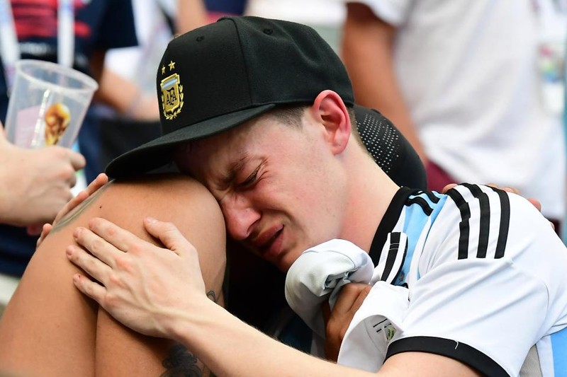 Fan khóc hết nước mắt vì Argentina và Messi chia tay World Cup - ảnh 7