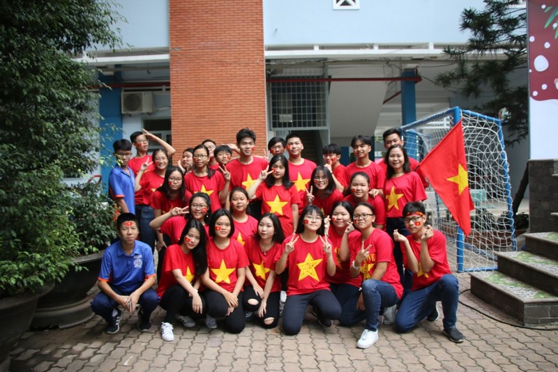 Nhấn vào ảnh để phóng to Sân trường ngập sắc đỏ cổ vũ tuyển Việt Nam - ảnh 6
