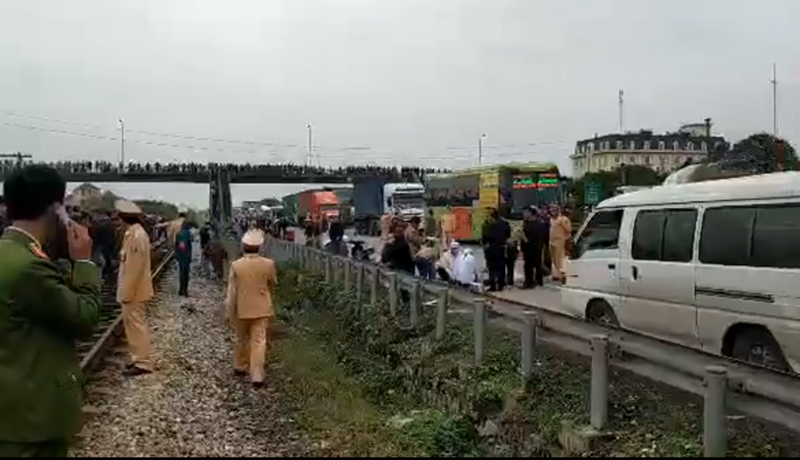 Xe tải đâm vào đoàn đi viếng mộ, 9 người chết - 2