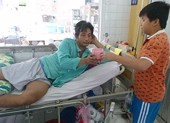 Bị ống pô xe máy đè vào chân 5 phút