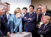 Bức ảnh ông Trump 'đối đầu' lãnh đạo G7 gây sốt cộng đồng mạng