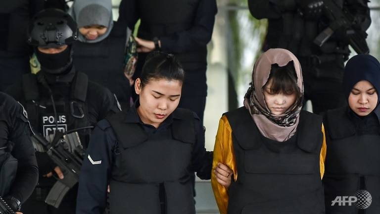 Hai bị cáo Siti Aisyah (trái, phía sau) và Đoàn Thị Hương (phải, phía trước). Ảnh: AFP