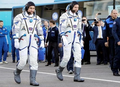 Hai phi hành gia Aleksey Ovchinin (người Nga – trái) và Nick Hague (người Mỹ - phải) hạ cánh an toàn sau khi tên lửa đẩy tàu vũ trụ Soyuz bị hỏng. Ảnh: EPA