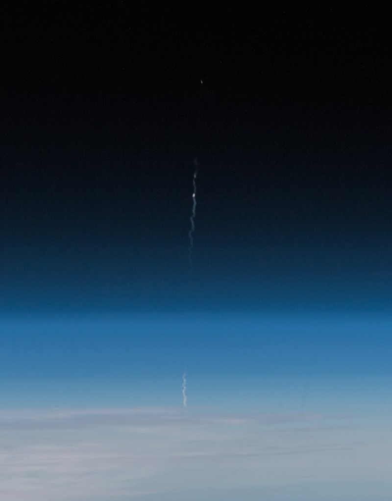 Đường rơi của tên lửa đẩy tàu vũ trụ Soyuz rơi được phi hành gia người Đức Alexander Gerst chụp lại. Ảnh: TWITTER