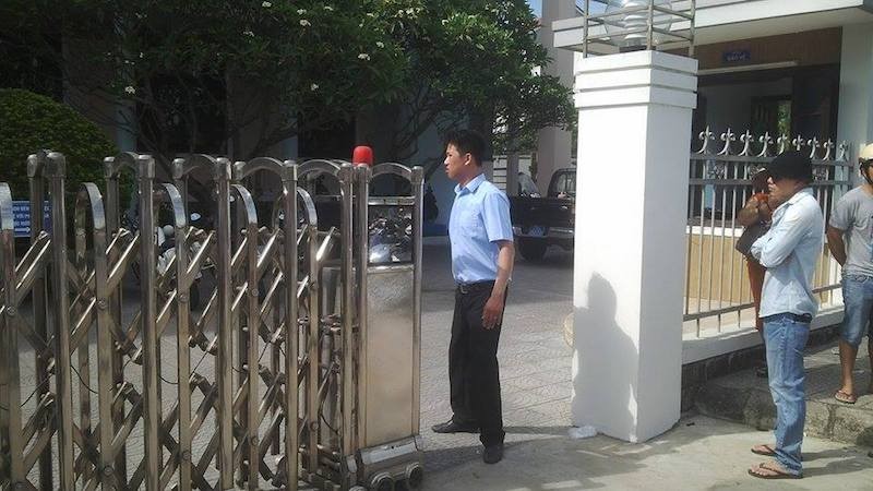 Kẻ ngáo đá cầm dao kéo vào khống chế con tin ở Huế - ảnh 1