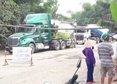 Sợ chết vì ô nhiễm, dân rào đường chặn xe ben