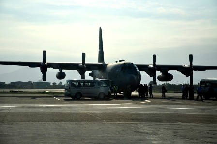 Siêu máy bay vận tải C-130H đỗ ở sân bay Đà Nẵng