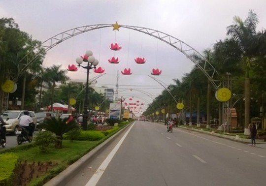 Đường hoa trên đại lộ Lê Lợi đã sẵn sàng cho năm du lịch Quốc gia Đường hoa trên đại lộ Lê Lợi đã sẵn sàng cho năm du lịch Quốc gia
