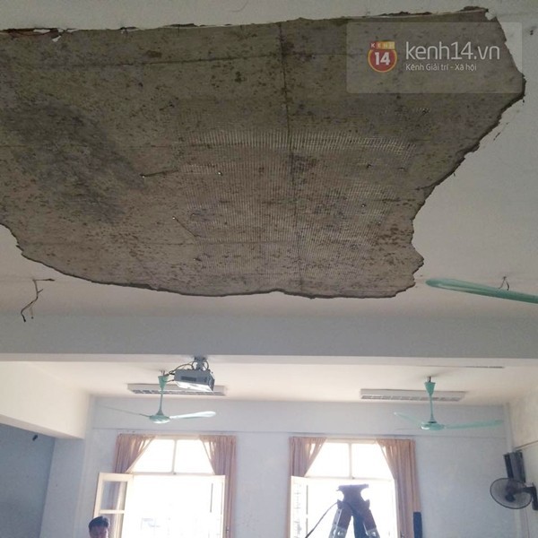 Trần nhà Trường Đại học Hà Nội đổ sập, 1 nữ sinh bất tỉnh - ảnh 3