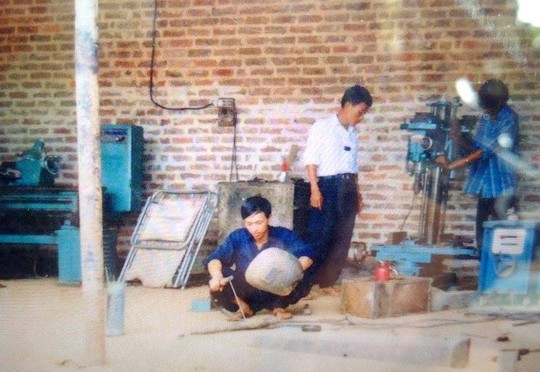 Xưởng cơ khí của ông Chuốt- ông là người đứng- áo trắng Xưởng cơ khí của ông Chuốt- ông là người đứng- áo trắng