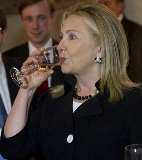 Bà Hillary Clinton từng “chiến thắng” thượng nghị sĩ John McCain trên bàn tiệc. (Ảnh: