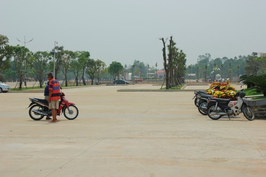 Các điểm giữ xe tự phát phía trước cổng tượng đài không còn tình trạng nâng giá như trước