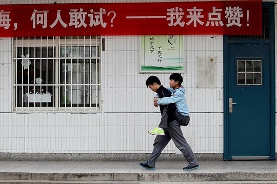 Xie Xu miệt mài chăm sóc, cõng bạn là Zhang Chi đến lớp