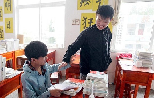 Miệt mài cõng bạn đến lớp suốt 3 năm