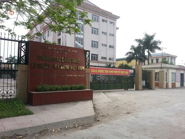 Hà Nội: Học sinh đánh thầy giáo vỡ mũi ngay trước cổng trường - ảnh 3