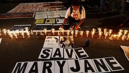 Một người di cư Indonesia thắp nến kêu gọi cứu bà Mary Jane Veloso. Ảnh: EPA Một người di cư Indonesia thắp nến kêu gọi cứu bà Mary Jane Veloso. Ảnh: EPA