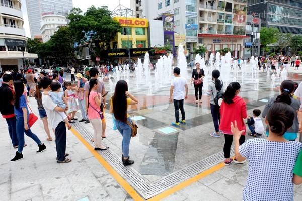 Vô tư đùa giỡn ở đài phun nước phố đi bộ Sài Gòn bất chấp bảo vệ nhắc nhở - ảnh 1
