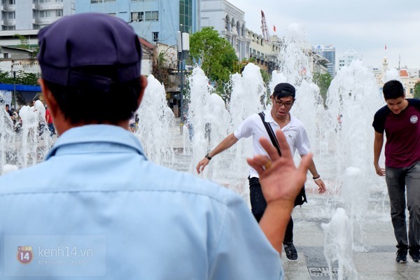 Vô tư đùa giỡn ở đài phun nước phố đi bộ Sài Gòn bất chấp bảo vệ nhắc nhở - ảnh 6