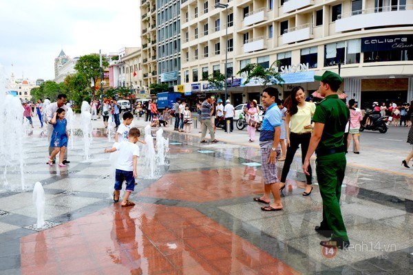 Vô tư đùa giỡn ở đài phun nước phố đi bộ Sài Gòn bất chấp bảo vệ nhắc nhở - ảnh 3