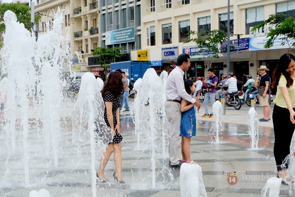 Vô tư đùa giỡn ở đài phun nước phố đi bộ Sài Gòn bất chấp bảo vệ nhắc nhở - ảnh 4