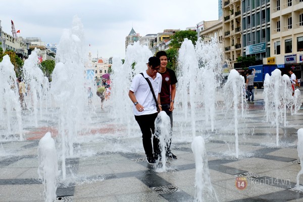 Vô tư đùa giỡn ở đài phun nước phố đi bộ Sài Gòn bất chấp bảo vệ nhắc nhở - ảnh 5