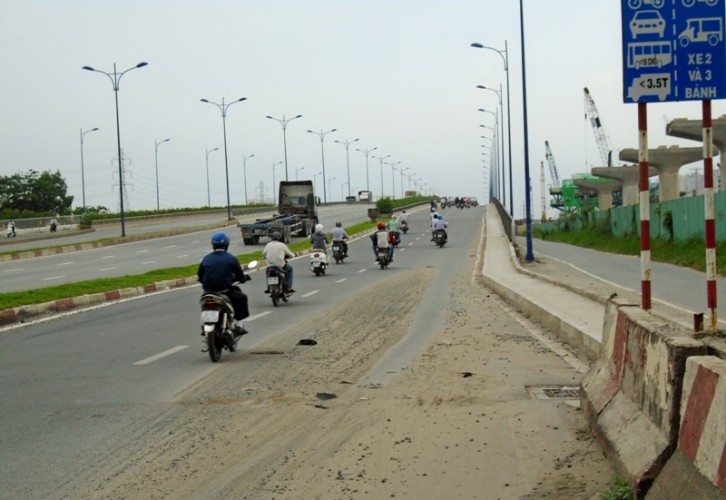 Ngộp thở vì khói bụi ô nhiễm tại xa lộ Hà Nội - ảnh 11