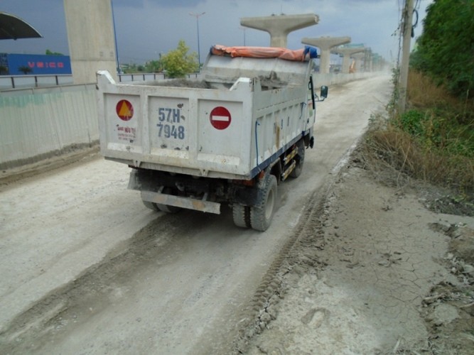 Ngộp thở vì khói bụi ô nhiễm tại xa lộ Hà Nội - ảnh 6