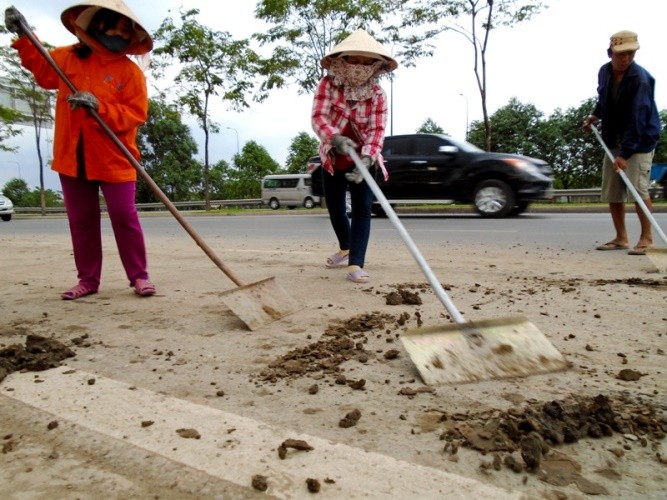 Ngộp thở vì khói bụi ô nhiễm tại xa lộ Hà Nội - ảnh 9
