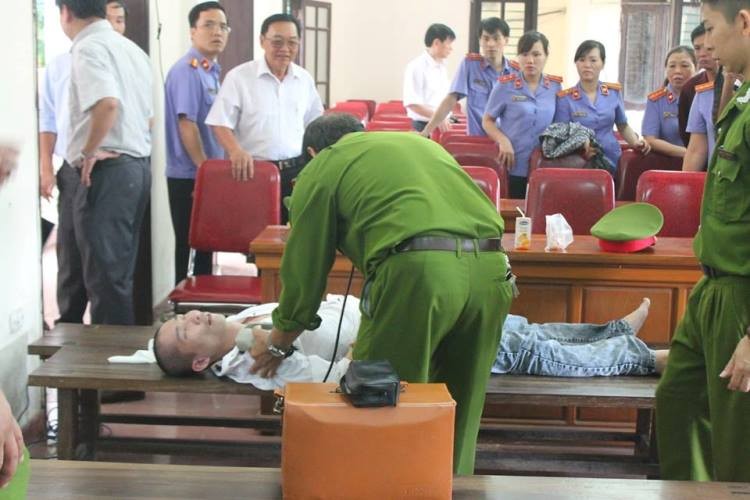 Vụ cài mìn trên xe khách: Hoãn xử vì bị cáo cứ lăn đùng ra ngất xỉu - ảnh 2