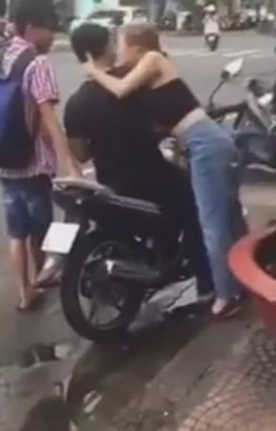 Bùng phát 'đè người lạ hôn môi' - Kiss Cam phản cảm tại Việt Nam - ảnh 2
