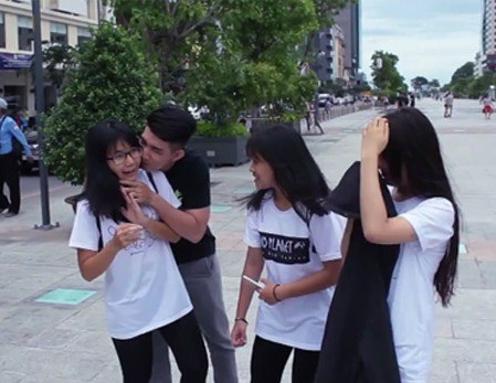 Bùng phát 'đè người lạ hôn môi' - Kiss Cam phản cảm tại Việt Nam - ảnh 8