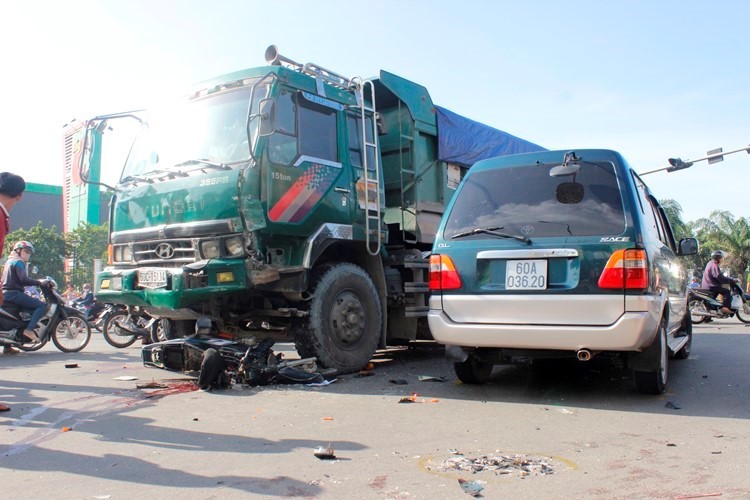 Chở ba bị xe tải tông, 1 người chết, 2 người nguy kịch - ảnh 1