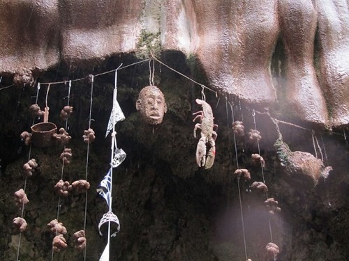 Kỳ lạ: Hang động biến mọi thứ thành đá - ảnh 4