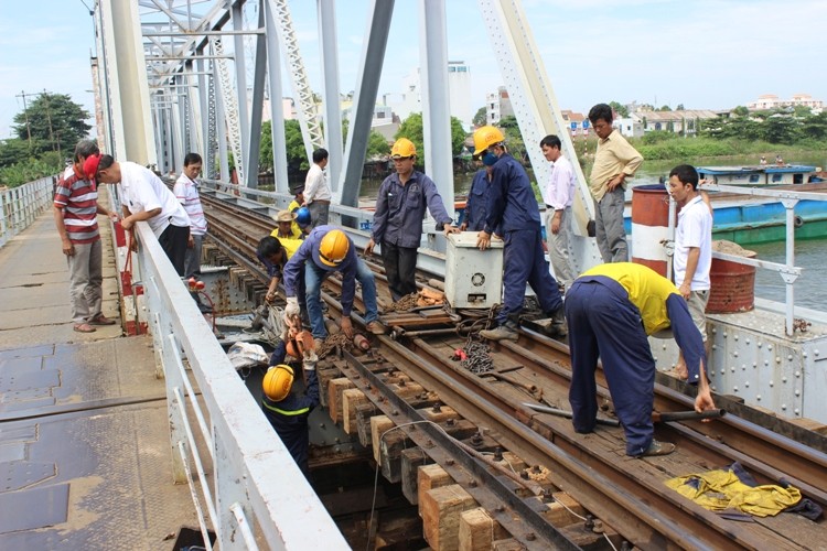 Sà lan đâm cầu Bình Lợi, đường sắt Bắc - Nam tê liệt - ảnh 1