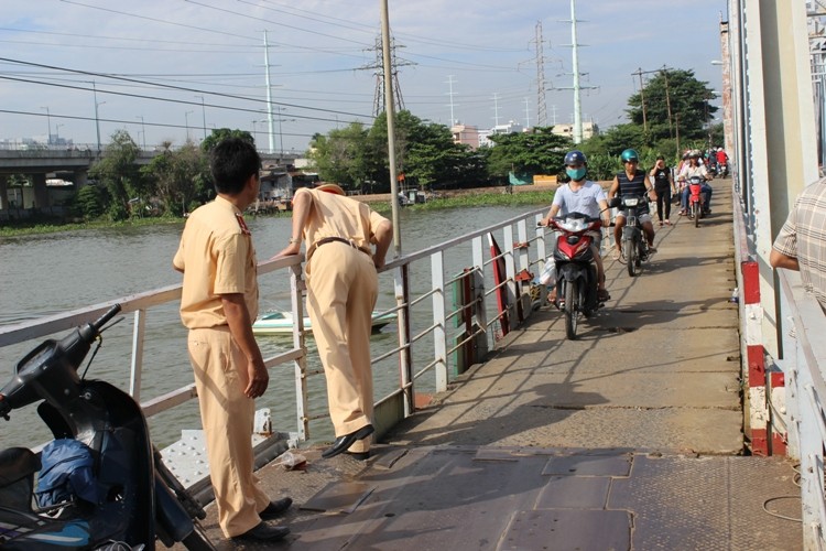 Sà lan đâm cầu Bình Lợi, đường sắt Bắc - Nam tê liệt - ảnh 3
