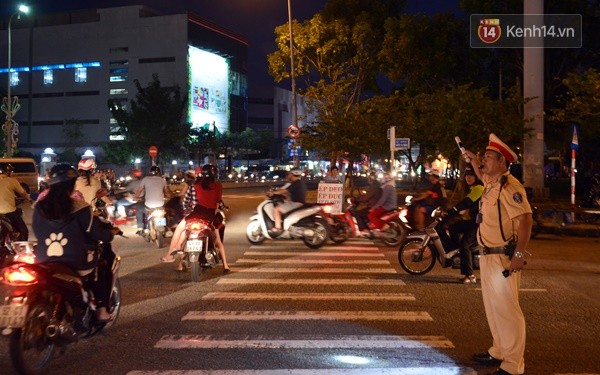Câu chuyện đẹp về anh CSGT Đà Nẵng phạt lỗi vi phạm bằng phong kẹo cao su - Ảnh 2. Câu chuyện đẹp về anh CSGT Đà Nẵng phạt lỗi vi phạm bằng phong kẹo cao su - Ảnh 2.
