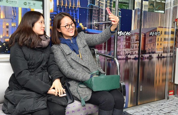 Những chuyến tàu điện có một không hai ở Seoul - Ảnh 7. Những chuyến tàu điện có một không hai ở Seoul - Ảnh 7.