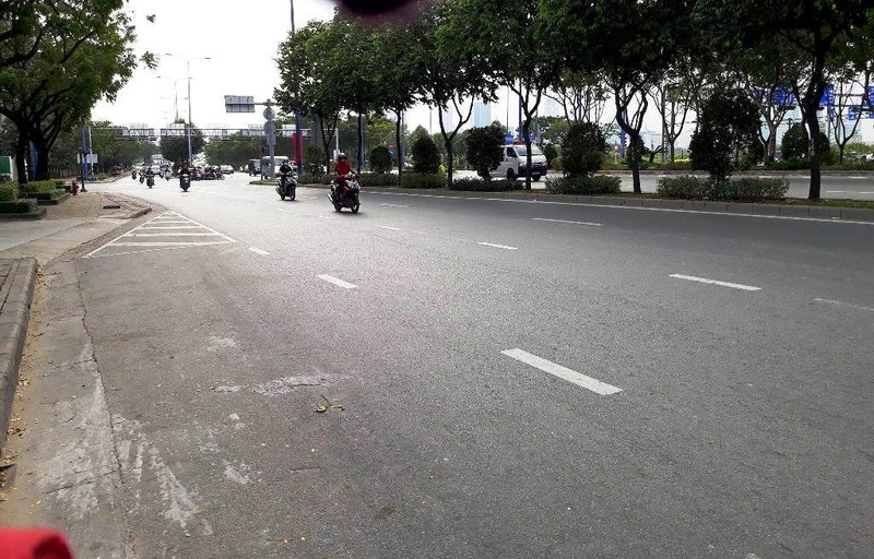 Đường Mai Chí Tho chỉ lưa thưa vài người đi.