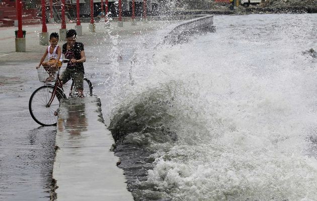 Bão quét Philippines: 10 người chết, hàng ngàn người sơ tán - ảnh 2