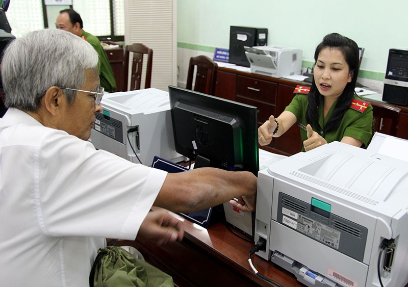 TP.HCM: Người dân bỏ việc đi đổi lại CMND 12 số - ảnh 5