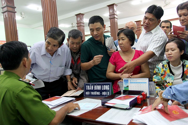 TP.HCM: Người dân bỏ việc đi đổi lại CMND 12 số - ảnh 6