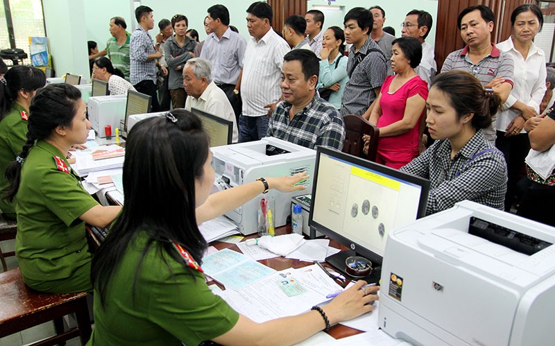 TP.HCM: Người dân bỏ việc đi đổi lại CMND 12 số - ảnh 1