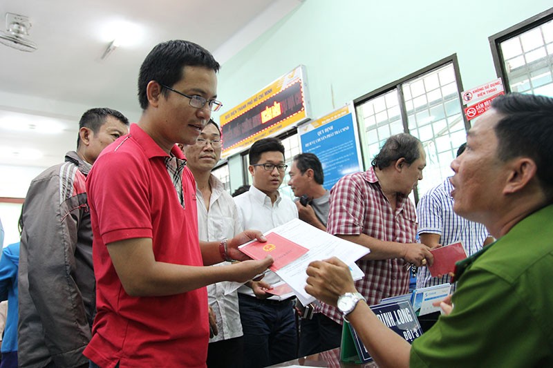 TP.HCM: Người dân bỏ việc đi đổi lại CMND 12 số - ảnh 10