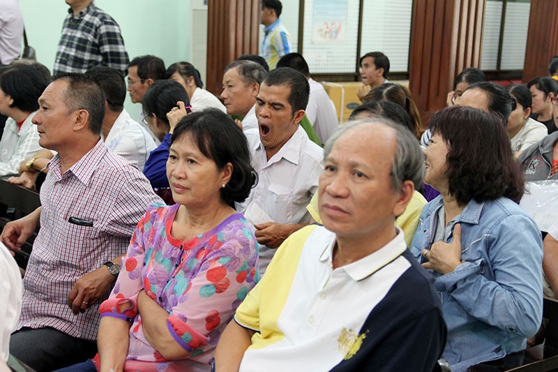 TP.HCM: Người dân bỏ việc đi đổi lại CMND 12 số - ảnh 3