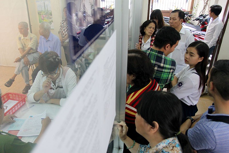 TP.HCM: Người dân bỏ việc đi đổi lại CMND 12 số - ảnh 11