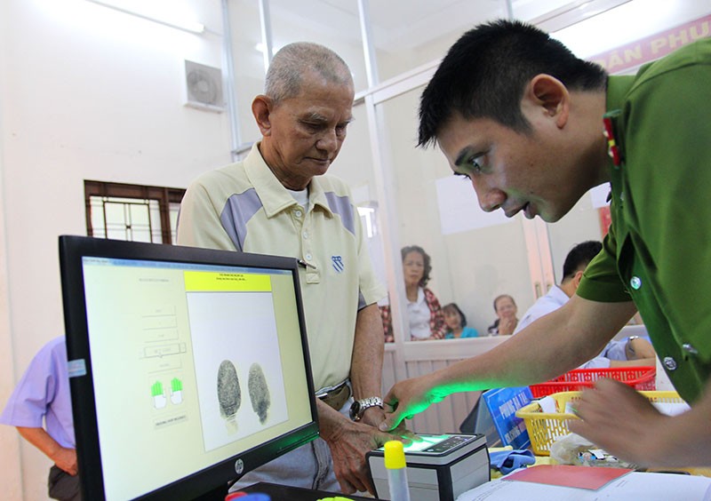 TP.HCM: Người dân bỏ việc đi đổi lại CMND 12 số - ảnh 12